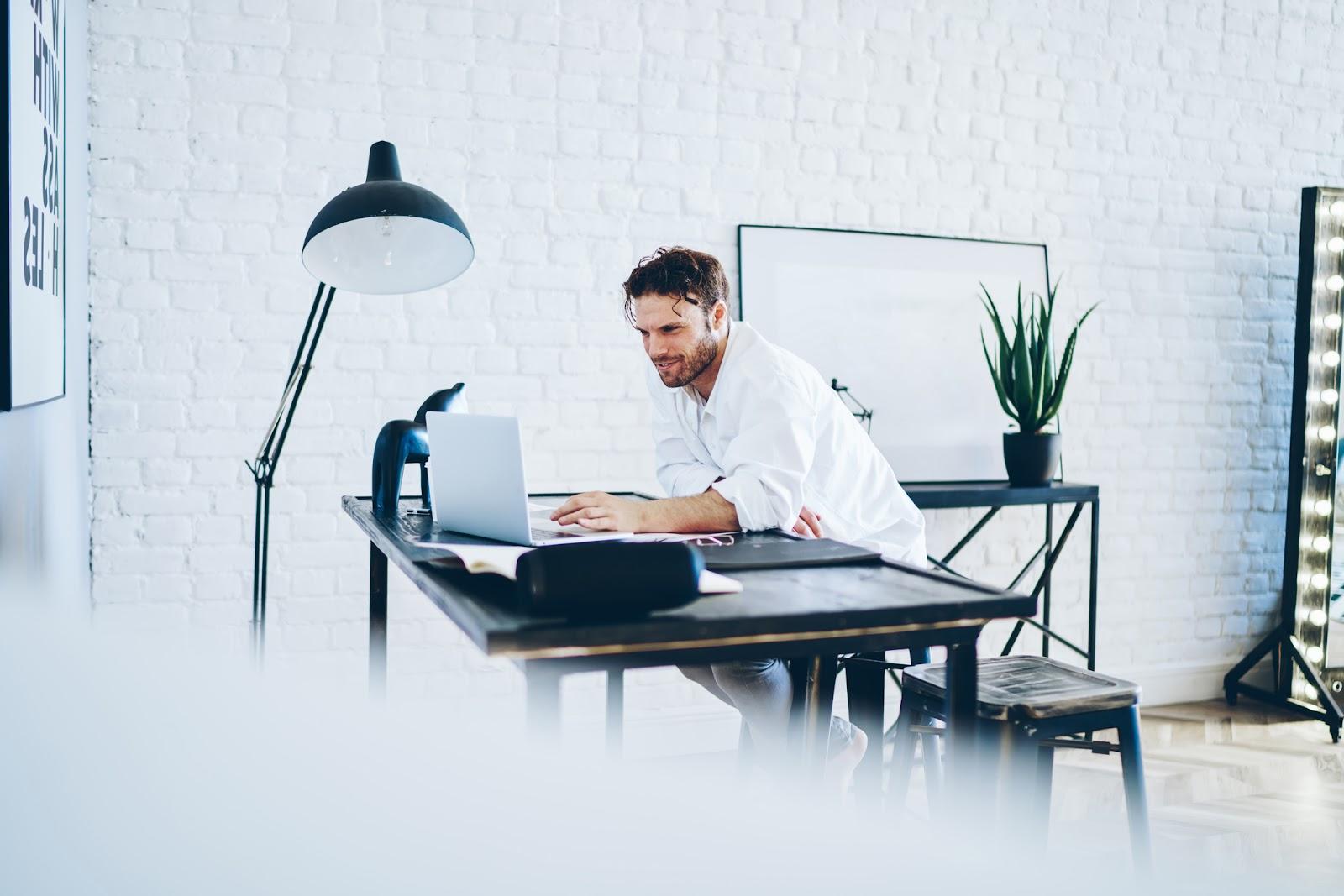 Entrepreneur learns about contractual tools to manage risk using a computer. 